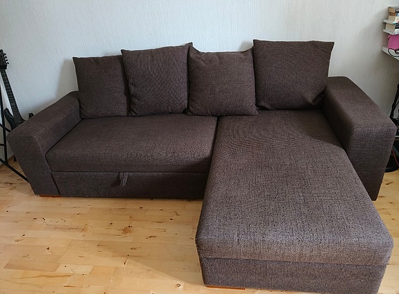Iso ruskea sohva
