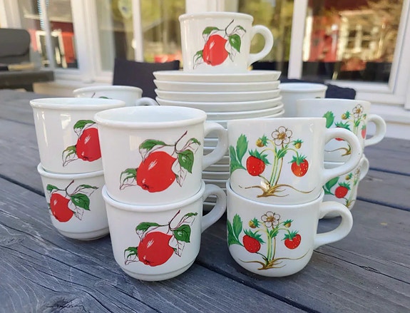 Omena ja mansikka kahvikupit 13 kpl