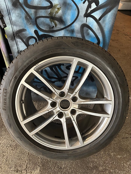 Alkuperäiset Porsche Cayenne 20" aluvanteet + Pirelli kesärenkaat (9Y0)