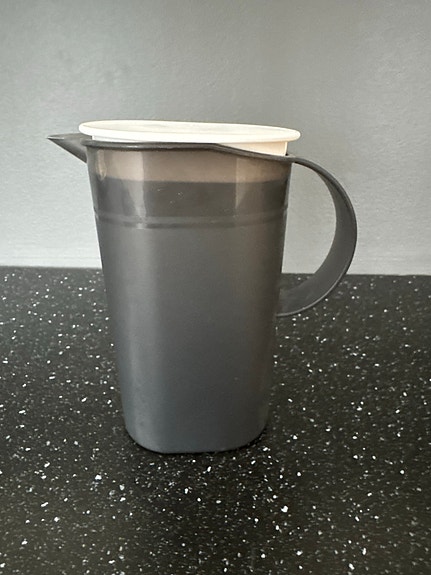 Tupperware kannu kannella harmaa
