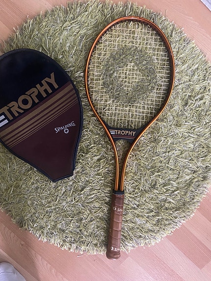 Spalding Trophy tennismaila suojakotelolla