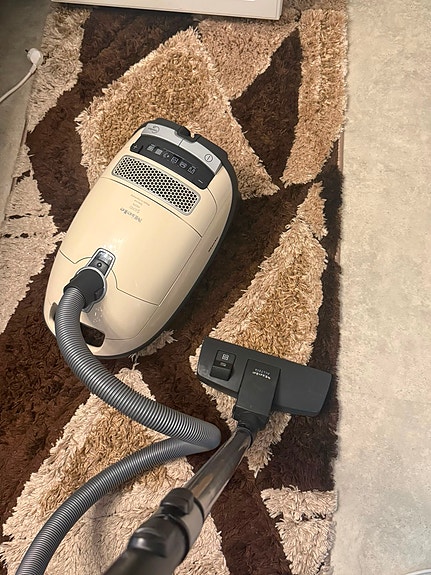 Miele pölynimuri letkulla ja teleskoopiputkella