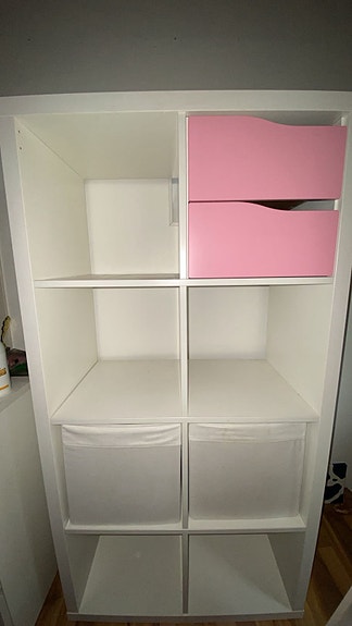 IKEA hyllykkö valkoinen vaaleanpunaisilla laatikoilla