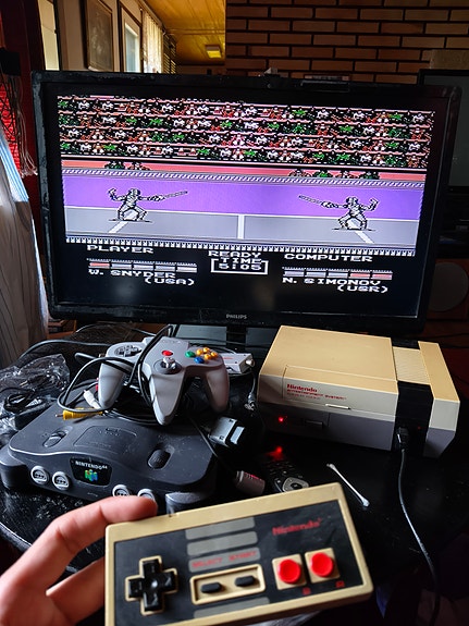NES-konsoli + alkuperäinen virtalähde