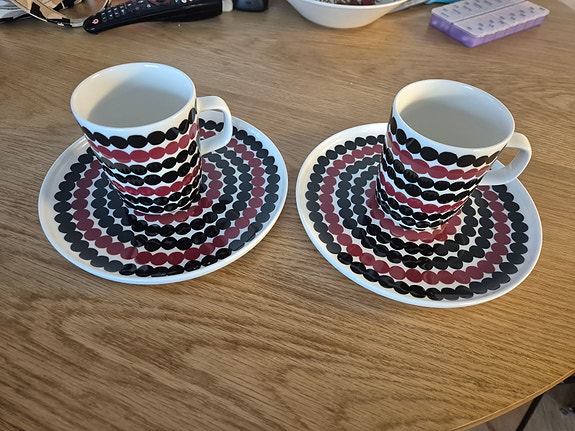 Marimekko kahvikupit ja lautaset pallokuviolla