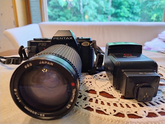Pentax P30 järjestelmäkamera objektiivilla.