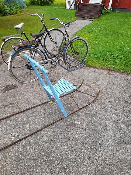 Vanha pitkä potkukelkka