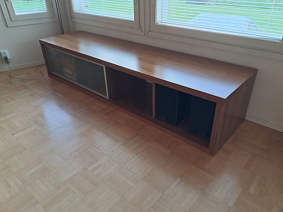 TV-taso/hylly yhdistelmä