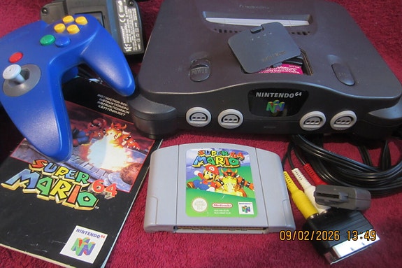 N64 konsoli ja originaali Kantolaukku, piuhat, ohjain ja Super Mario 64