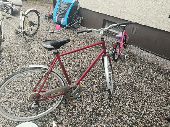 vanha pyörä seissyt autotallissa mutta toimiva peli