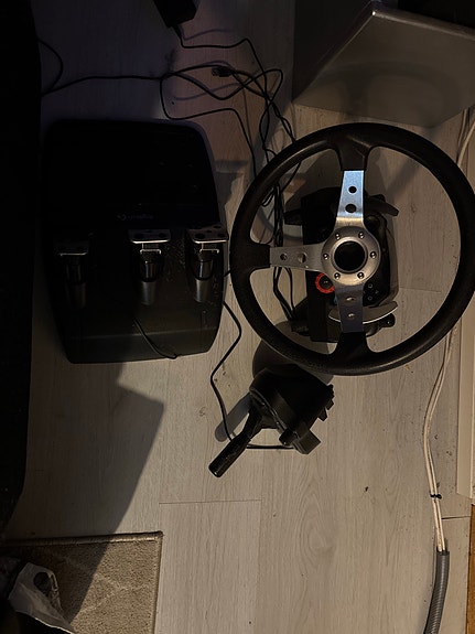 Logitech rattiohjain ja polkimet