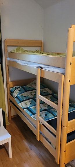Puinen kerrossänky tikapuilla