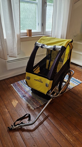 Matkaaja pyörän peräkärry lapselle