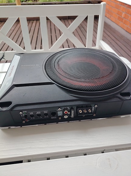 Auton hifipaketti vahvistimet, subbari, kaiuttimet ja lisävalot