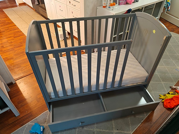 Myydään jly lux pinnasänky ja babymatex dual patja
