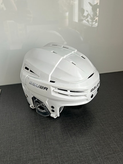 Bauer Re-Akt 100 kypärä