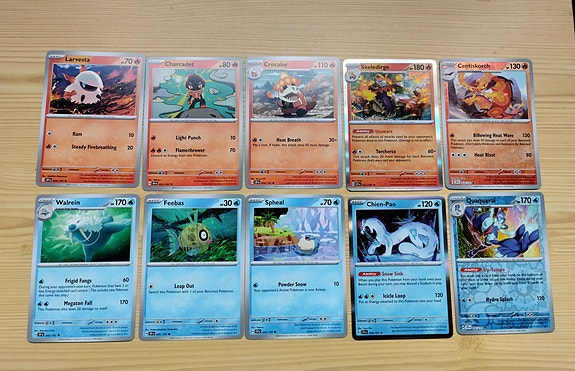 NM Vesi ja Tuli setti 10 Pokemon korttia
