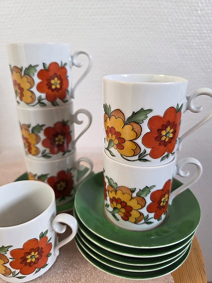 70-luvun retrohenkinen kahvikalusto (6 kuppia + tassit)
