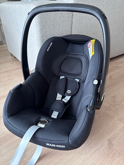Maxi-Cosi CabrioFix i-Size -turvakaukalo ja telakka