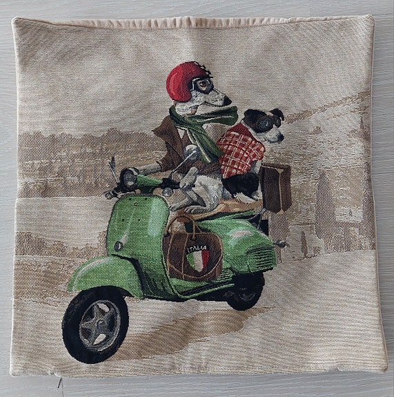Tyynynpäällinen koira ja vespa