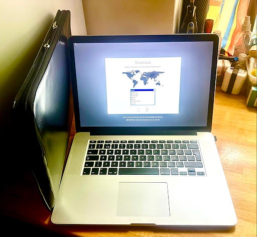MacBook Pro 15" Retina, keräilykunto, vain 41 lataussykliä! + Knomo nahkakotelo