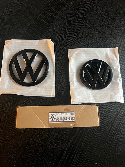 Volkswagen mustat etu- ja taka merkit
