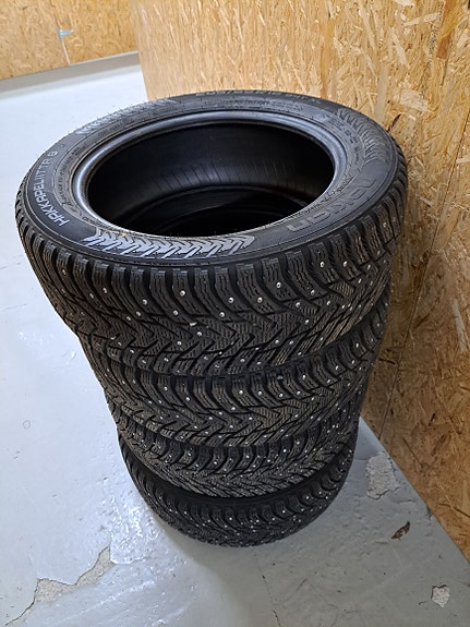 Nokian Hakkapeliitta 8 nastarenkaat 205/55-16 Valmistusleima 15 / 16 Pintaa 7mm