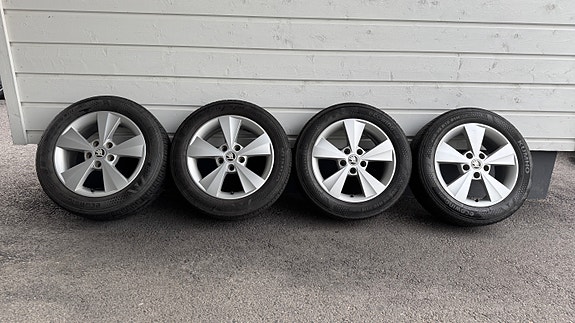 Myydään alkuperäiset Skoda 16” alumiinivanteet kesärenkailla