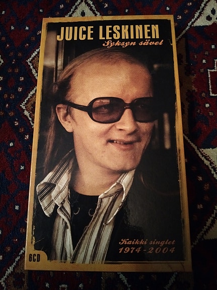 Juice Leskinen – Syksyn Sävel (Kaikki Singlet 1974-2004) 6CD Box