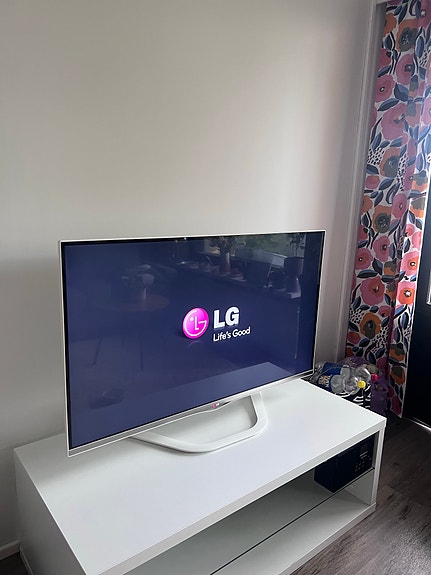 LG 47LA667V 47” Smart TV (valkoinen) – toimii, kaukosäädin mukana – tarjoa