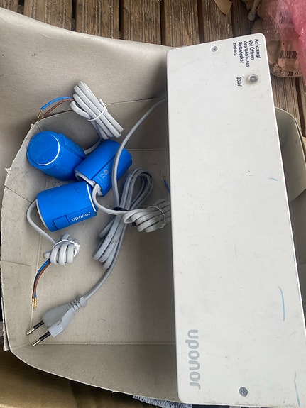 Uponor base C-23 lattialämmitys jakotukin ohjausyksikkö ja toimilaitteet