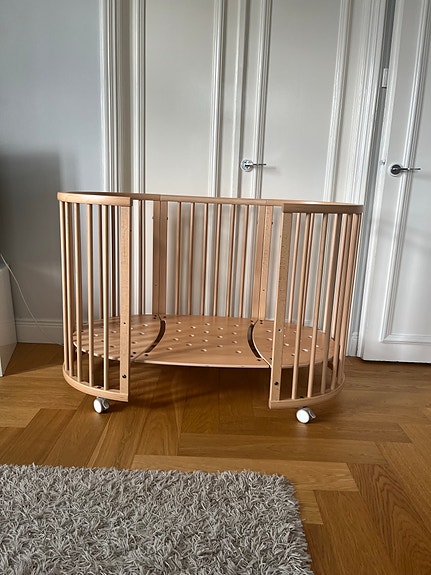 Stokke sleepi V2 + mini pinnasänky (varattu)