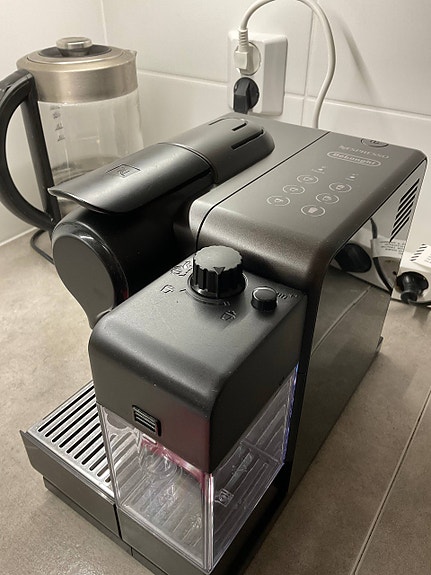 Nespresso Lattissima kapselikeitin EN560.B (musta)