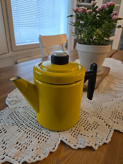 Keltainen pikku Pehtoori pannu