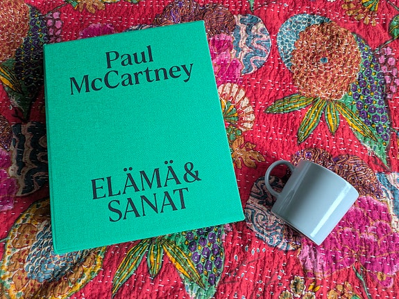 Paul McCartneyn kaksiosainen Elämä & sanat -kirja kotelossa