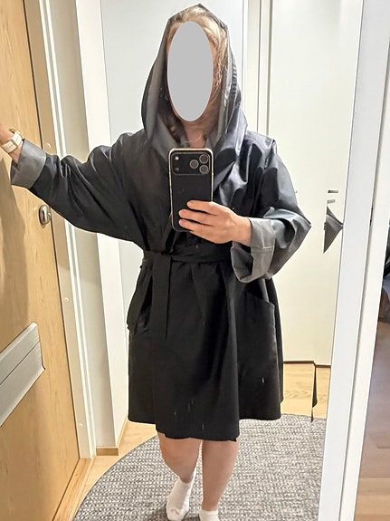 Tyylikäs musta sadeviitta / sadetakki – One Size (S–XL)