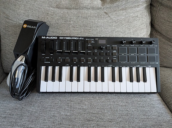 M-Audio Oxygen Pro Mini -midikontrolleri ja SP-2 -pedaali
