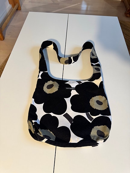 Marimekko Unikko musta-valkopohjainen olkalaukku