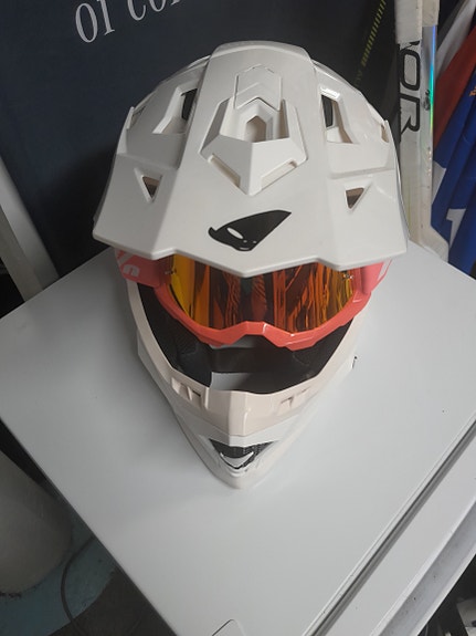 UFO valkoinen motocross kypärä ja 100% ajolasit, koko M, 57-58cm