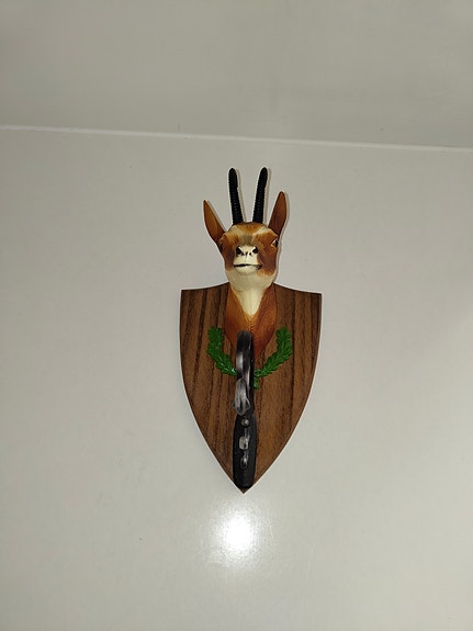 Alppityylinen puinen seinäkoriste / vaatekoukku