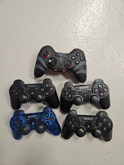 Sony PlayStation 3 konsoli ja ohjaimia