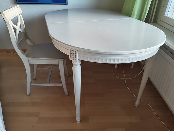 Kustavilaistyylinen puinen ruokailuryhmä