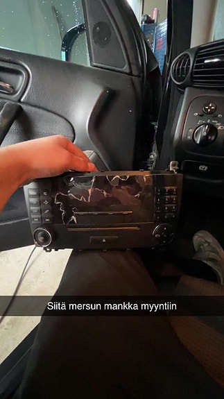 Mercedes-Benz auton soitin / mankka