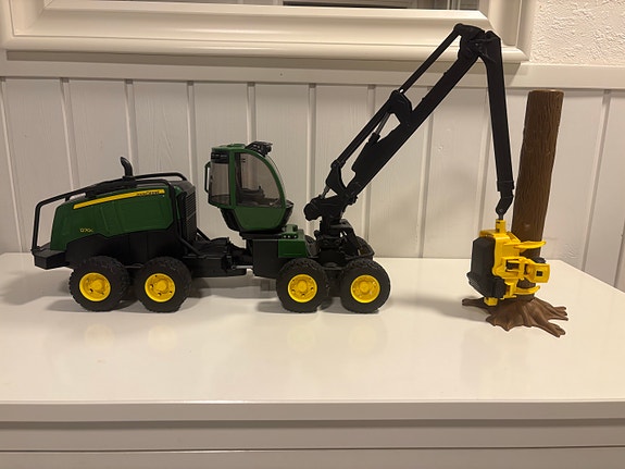 Bruder John Deere lelu-metsäkone