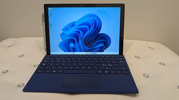 Microsoft Surface 4 Pro + Irroitettava näppäimistö + Virtalähde