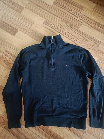 2 x Tommy Hilfiger paitaa koot L ja Xl