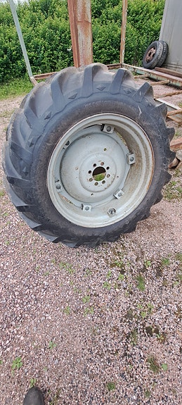 Traktorin renkaat 12.4-28 vanteella. 2 kpl samanlaisia.