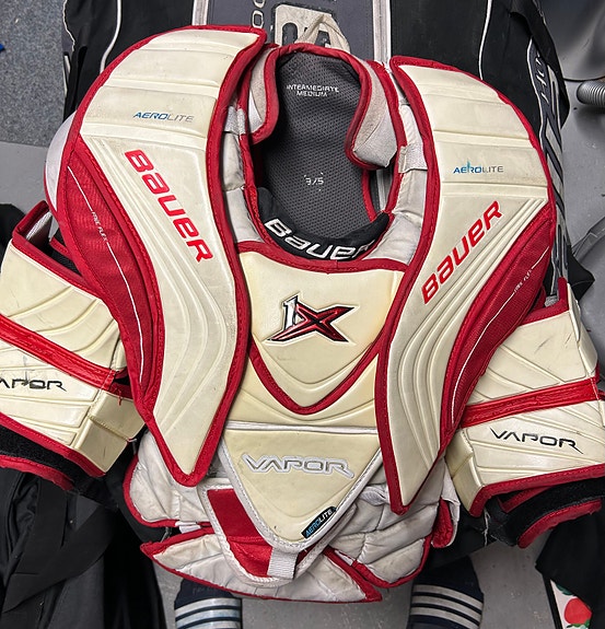 Bauer Vapor Aerolite int M maalivahdin rintasuoja