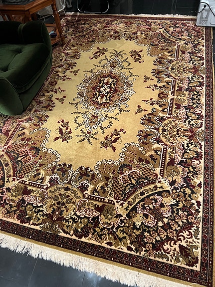 Suuri itämaistyylinen matto