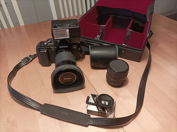 Konica FS-1 laukulla ja lisävarusteilla